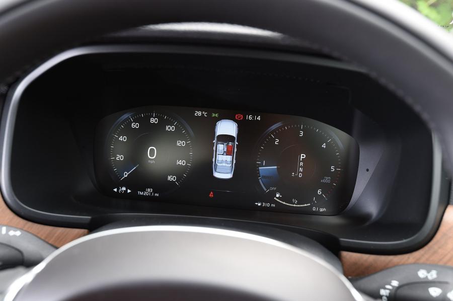 Панель приборов Volvo S90 D4 Inscription 2016 года  (UK) (фото 11 из 30)